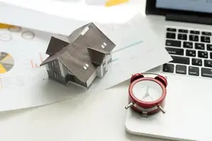 Modellbau eines Hauses / Planungsausdrucke / Wecker