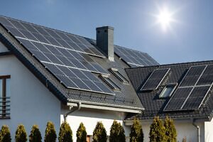 Hausdach mit Solarplatten