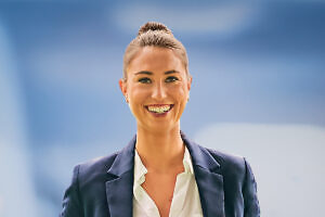 verkleinert Nina blauer Hintergrund 1200x800px