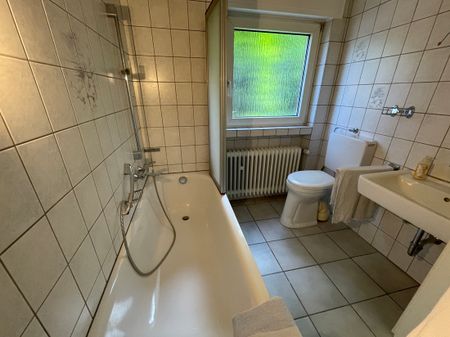 Hinten: Badezimmer